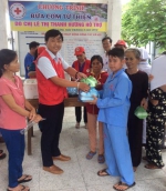 Anh Lê Văn Phong - Chủ tịch Hội CTĐ huyện trao cơm cho các bệnh nhân