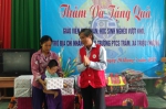 Triệu Phong: Trao quà cho giáo viên khó khăn và học sinh nghèo vượt khó