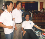 Đại diện Ban chỉ đạo trực tiếp đến động viên người tham gia hiến máu