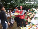 Hội Chữ thập đỏ huyện Vĩnh Linh tổ chức trao quà cho bà con xã Vĩnh Ô