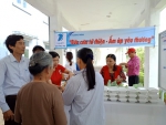 TNV CTĐ huyện hỗ trợ phát cơm cho bệnh nhân