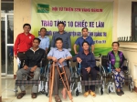 Trao xe lăn cho người khuyết tật trên địa bàn huyện Gio Linh