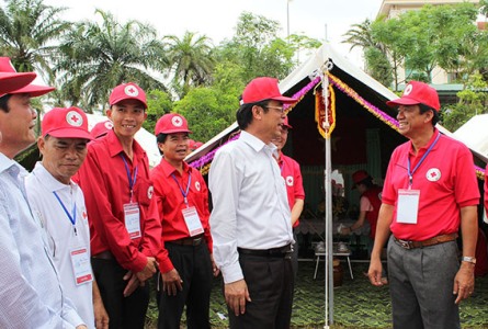 Đồng chí Nguyễn Đức Chính, Phó Chủ tịch Thường trực UBND tỉnh thăm hỏi các trại sinh tại hội trại “Sức mạnh nhân đạo”