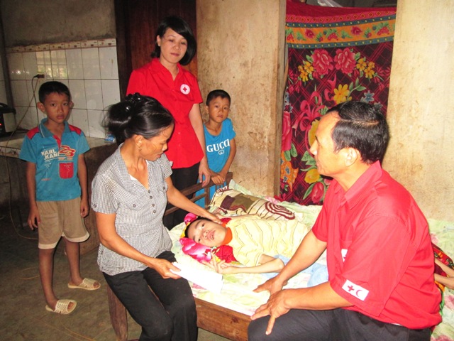 Thăm và tặng quà nạn nhân chất độc da cam tại Huyện Gio Linh, Cam Lộ