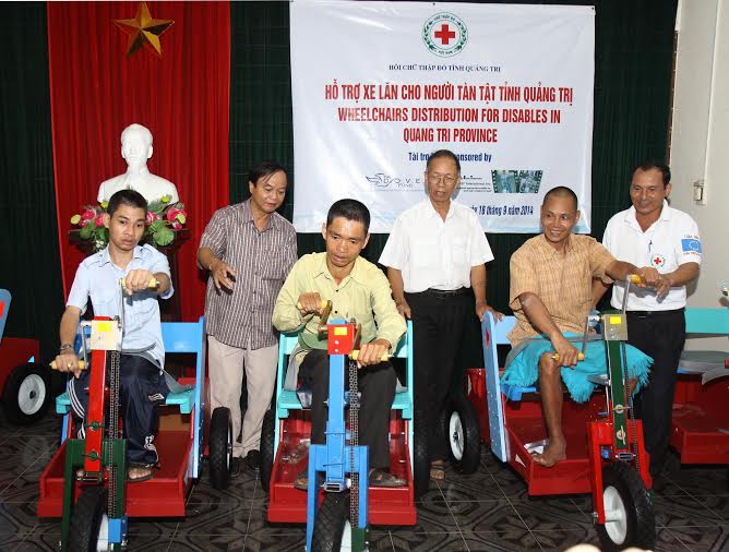 Đ/c Cáp Kim Liêm, Chủ tịch Hội (đứng giữa) và các đ/c Thường trực tỉnh Hội trực tiếp trao xe cho đối tượng