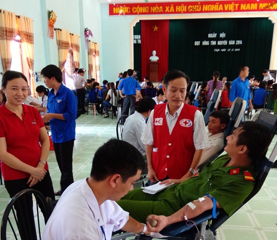 Lãnh đạo Hội Chữ thập đỏ tỉnh động viên người tình nguyện hiến máu