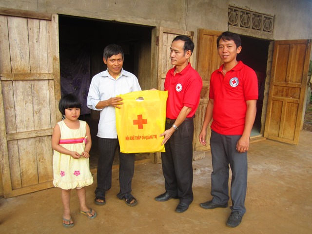 Lãnh đạo Hội Chữ thập đỏ tỉnh thăm và trao quà cho gia đình được nhận đỡ đầu