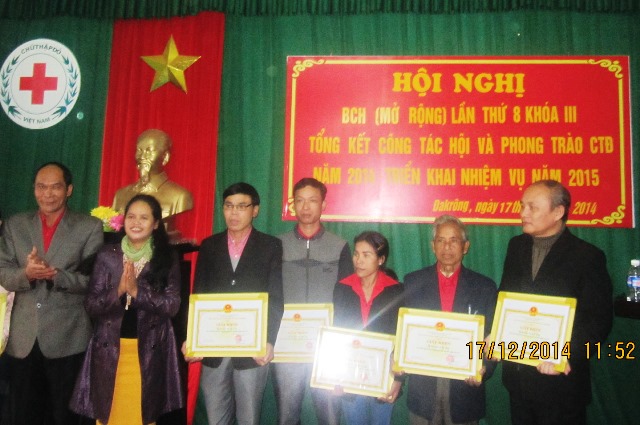 Đ/c Hồ Thị Kim Cúc - PCT UBND huyện trao giấy khen cho các tập thể và cá nhân
