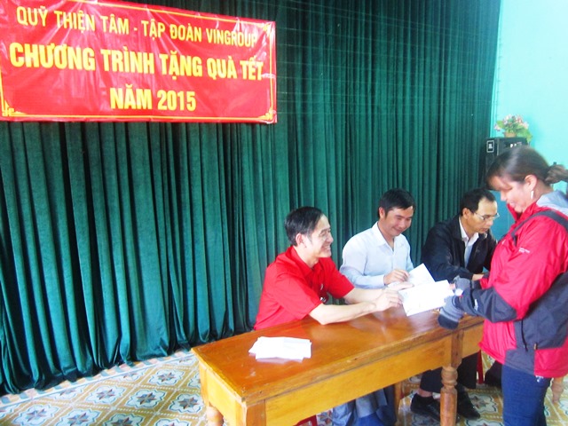 Ông Nguyễn Đình Chiến - Phó Chủ tịch tỉnh Hội trao quà cho người dân