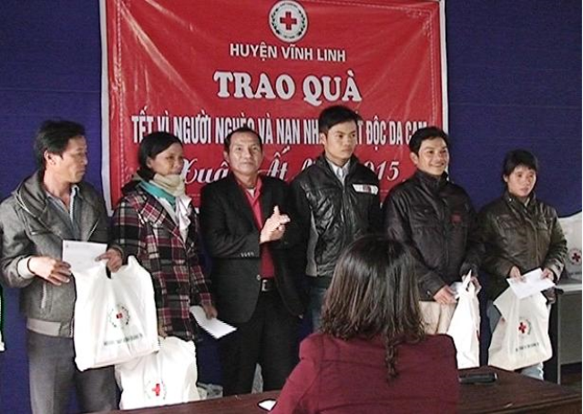 Đại diện lãnh đạo tỉnh Hội trao quà cho các ngư dân nghèo nhân dịp Tết