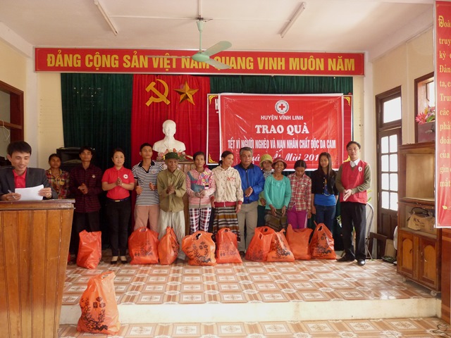 Hội CTĐ huyện Vĩnh Linh trao quà Tết cho các gia đình hộ nghèo tại xã Vĩnh Ô