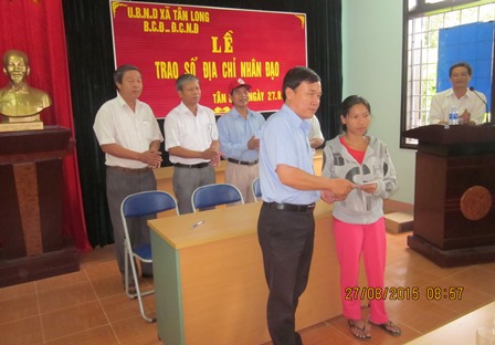 Ông Võ Tấn Lộc - Bí thư Đảng ủy xã Tân Long trao sổ địa chỉ nhân đạo cho đối tượng được trợ giúp