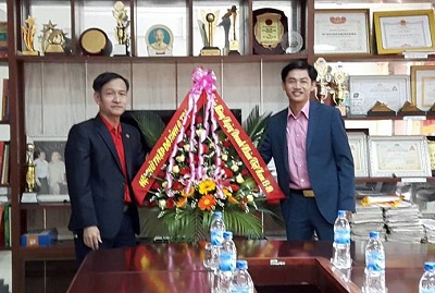 Ông Nguyễn Đình Chiến, PCT Hội tặng hoa tại Công ty TNHH MTV Lâm nghiệp Bến Hải