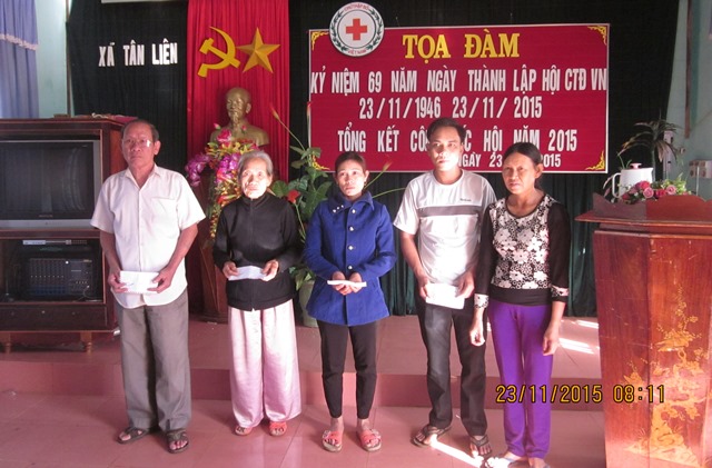 Trao tiền trợ giúp 5 địa chỉ nhân đạo tại xã Tân Liên - Hướng Hóa