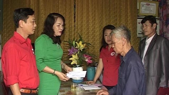 Bà Nguyễn Thị Hoa – Giám đốc Công ty TNHH Đầu tư xây dựng và Thương mại Hải Hoa, thị trấn Hồ Xá trao tiền bảo trợ cho đối tượng nhận trợ giúp.