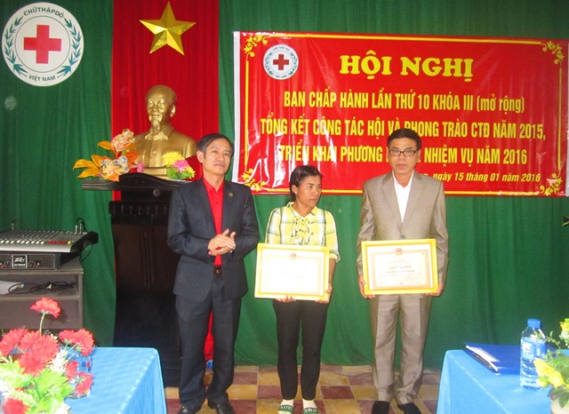 Ông Nguyễn Đình Chiến, Chủ tịch tỉnh Hội trao bằng khen cho các tập thể có thành tích xuất sắc trong công tác Hội năm 2015