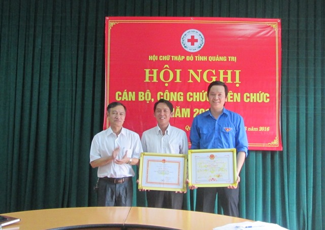 Ông Nguyễn Đình Chiến - Chủ tịch tỉnh Hội trao bằng khen của UBND tỉnh cho cá nhân có thành tích xuất sắc