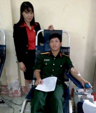 Bà Nguyễn Thị Mỹ Loan - Chủ tịch Hội CTĐ huyện Cam Lộ động viên người tham gia hiến máu
