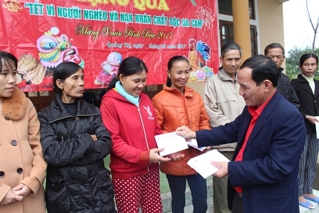 Ông Nguyễn Hà - Phó Chủ tịch tỉnh Hội trao quà cho người nghèo nhân dịp Tết Đinh Dậu 2017