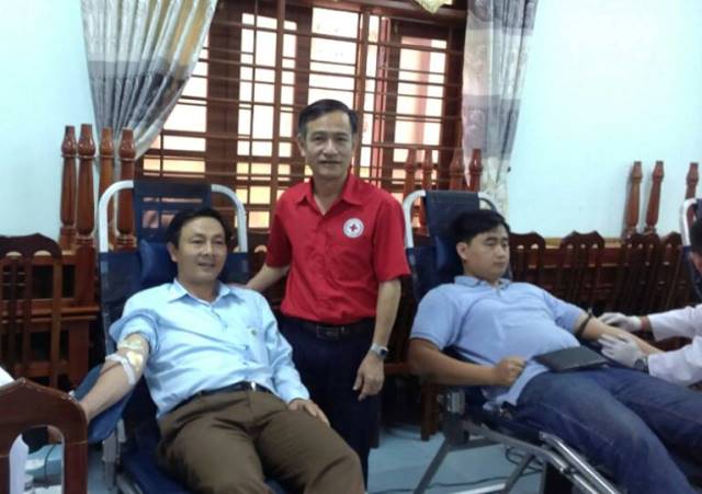 Ông Nguyễn Đình Chiến - Chủ tịch tỉnh Hội động viên người tham gia hiến máu