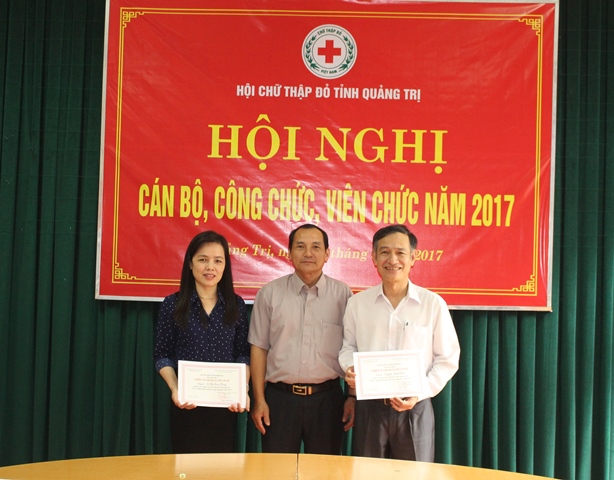 Ông Nguyễn Hà - Phó Chủ tịch tỉnh hội trao tặng danh hiệu CSTĐ cấp cơ sở cho 2 cá nhân