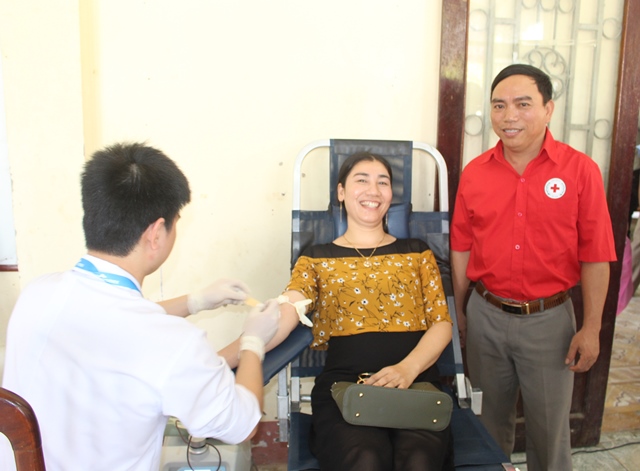 Tình nguyện viên phấn khởi tham gia hiến máu cứu người