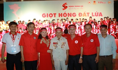 Bà Nguyễn Thị Xuân Thu - Chủ tịch Trung ương Hội Chữ thập đỏ Việt Nam tại đêm khai mạc "Giọt hồng đất lửa"