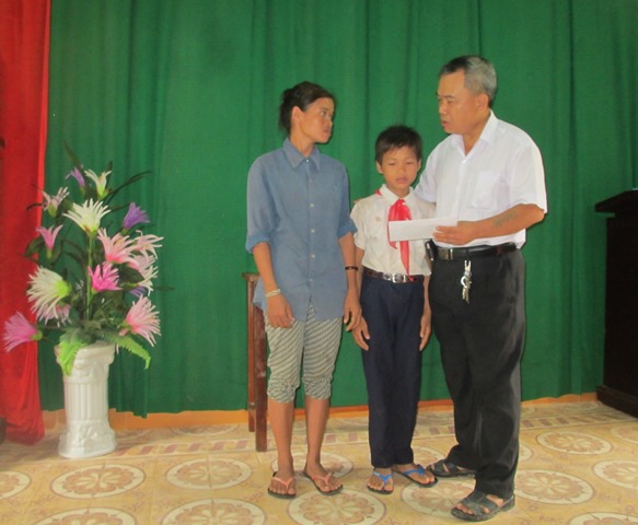Đại diện Công đoàn Tòa án nhân dân huyện Đakrông trao tiền trợ cấp cho em Hồ Văn Dưn