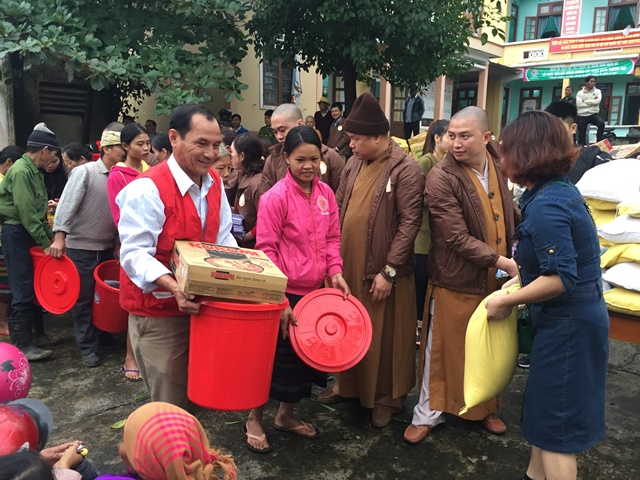Ông Nguyễn Hà - Phó Chủ tịch Hội CTĐ tỉnh cùng các Sư Chùa Vọng Cung trực tiếp trao quà cho bà con