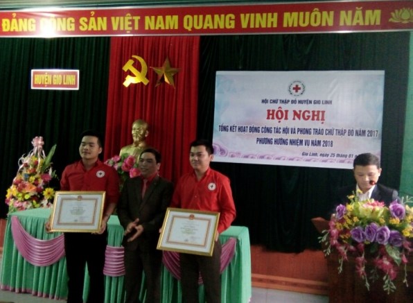 Ông Trần Thanh Hải - Phó Chủ tịch tỉnh Hội trao bằng khen cho cá nhân có thành tích xuất sắc trong công tác Hội