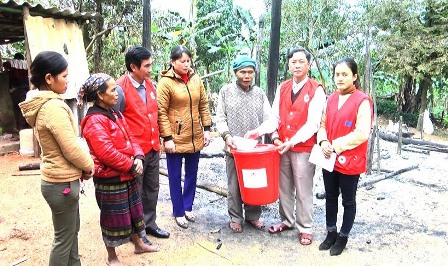 Lãnh đạo Hội CTĐ huyện Vĩnh Linh trao hỗ trợ cho gia đình ông Lung