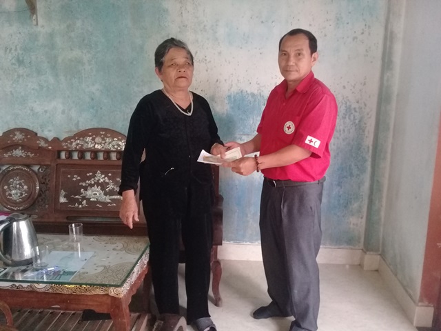 Ông Nguyễn Hà - Phó Chủ tịch tỉnh Hội trao tiền hỗ trợ cho gia đình em Bình