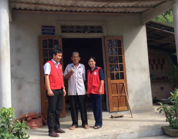 Hội CTĐ huyện Hải Lăng trao tiền trợ giúp cho địa chỉ nhân đạo