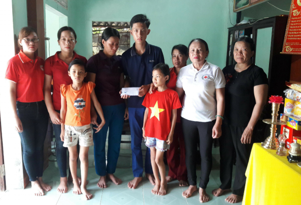 Hội CTĐ xã Triệu Tài trao số tiền hỗ trợ từ bà Lê Thị Nương (TP. HCM) cho gia đình em Kiệt