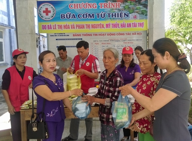 Chị Lê Thị Hóa và Phan Thị Nguyên trao cơm, sữa cho các bệnh nhân