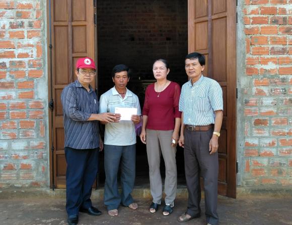Trao tiền hỗ trợ cho gia đình anh Nguyễn Tỷ