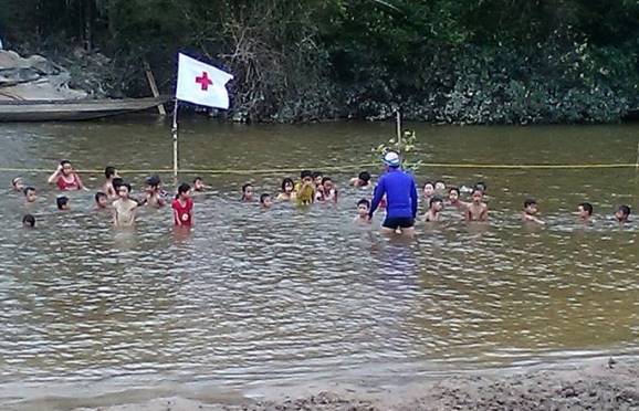 Lớp học bơi miễn phí cho trẻ tại xã Hải Quy