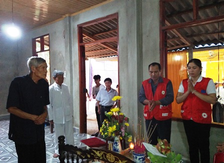 Ông Nguyễn Hà - PCT tỉnh Hội thăm, động viên, trao hỗ trợ cho gia đình nạn nhân