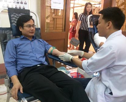 Đ/c Trương Chí Trung - Bí thư Huyện ủy, Chủ tịch HĐND huyện tham gia hiến máu tình nguyện