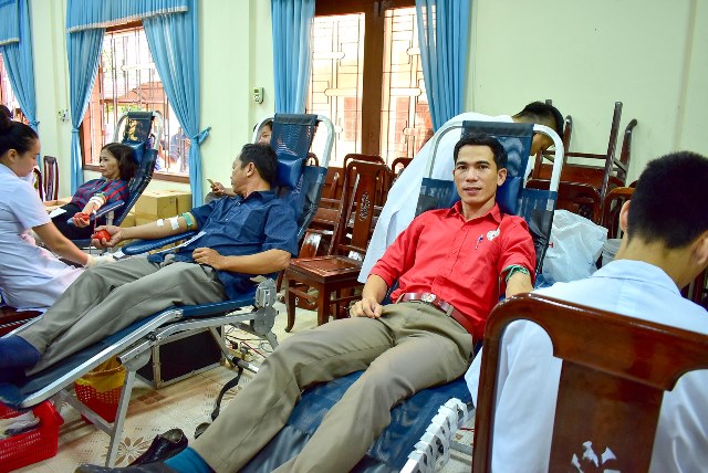 Các tình nguyện viên phấn khởi tham gia hiến máu