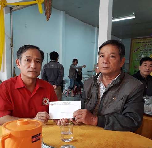 Ông Nguyễn Đình Chiến - Chủ tịch tỉnh Hội trao tiền hỗ trợ đến gia đình nạn nhân