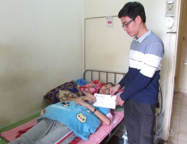 Trao số tiền hỗ trợ đợt 1 đến em Nguyễn Thị Lý