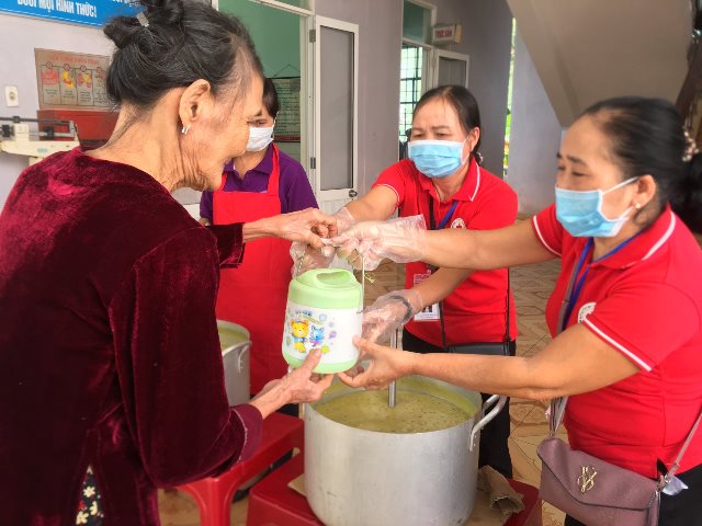 Trao cháo cho bệnh nhân nghèo tại Trung tâm Y tế huyện Gio Linh.