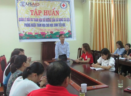 Ông Nguyễn Đình Chiến - Chủ tịch Hội Chữ thập đỏ tỉnh phát biểu khai mạc khóa học
