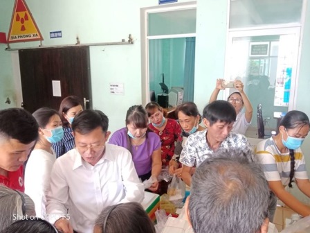 Đ/c Trần Văn Quảng - Phó Bí thư Huyện ủy, Chủ tịch UBND huyện trao cơm cho bệnh nhân