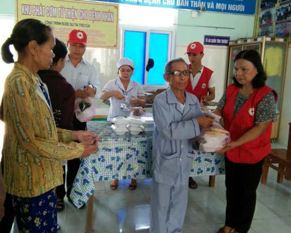 Tình nguyện viên CTĐ huyện đang trao cơm miễn phí cho bệnh nhân