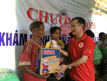 Đ/c Nguyễn Đình Chiến - CT Hội CTĐ tỉnh trao quà cho người nghèo