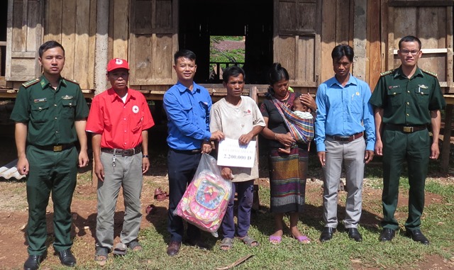 Trao quà và tiền mặt hỗ trợ cho gia đình Hồ Văn Dâm bị hỏa hoạn thiêu rụi nhà cửa