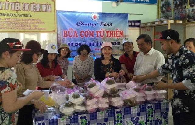 Chị Lê Thị Thanh Hương và những người bạn trao cơm cho các bệnh nhân