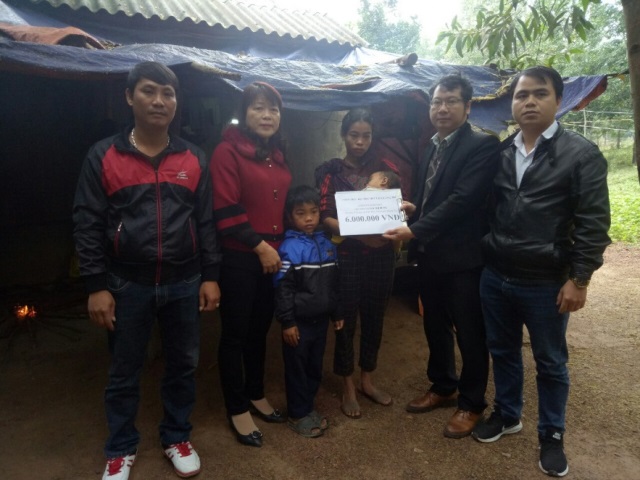 Lãnh đạo Phân hiệu Đại học Huế cùng lãnh đạo trường Tiểu học Vĩnh Khê trao quà và tiền cho gia đình em Hồ A Rông